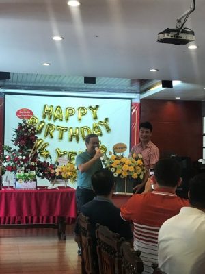 Anh Tuấn, cựu NV IT đến chúc mừng sinh nhật công ty